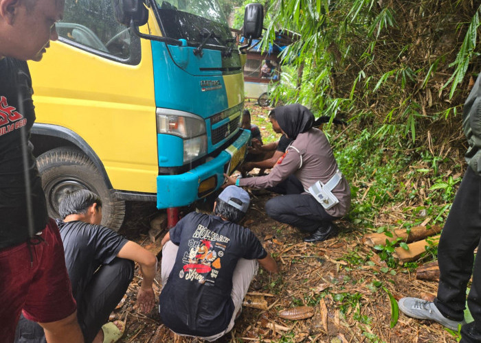 Truk Muatan Telur Terbalik, Pengendara Motor Luka Berat