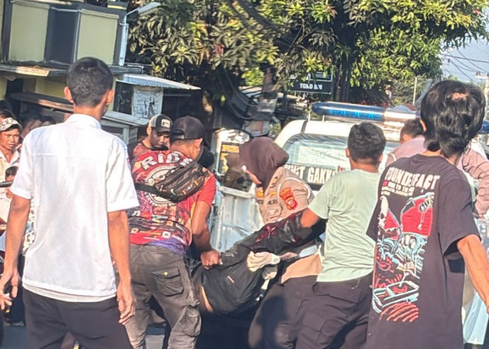 Adu Banteng Honda Scoopy dan Kawasaki di Kuningan, Satu Pengendara Kritis