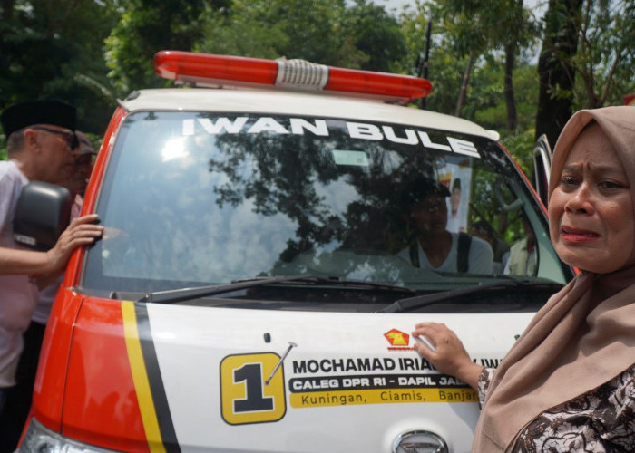 Tangis Haru Warga Iringi Penyerahan Bantuan Ambulans Iwan Bule ke Warga Cibingbin Kuningan