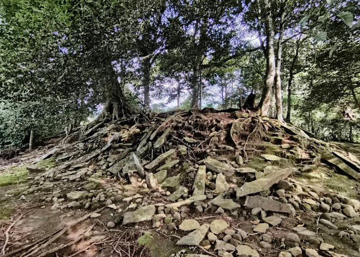 Situs Lingga di Kuningan Mirip Gunung Padang, Banyak Batu Besar Berserakan, Berbentuk Piramida?
