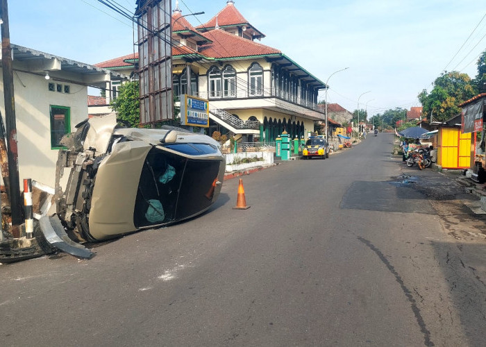 HR-V Tumbur Tugu dan Tiang Listrik di Jalan Raya Luragung-Cibingbin, Alhamdulillah Pengemudi Selamat