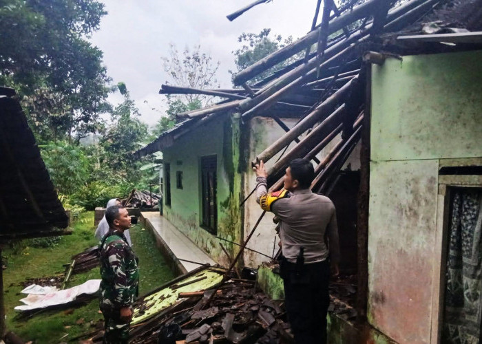 Diterjang Hujan Lebat, Atap Rumah Warga Selajambe Rusak Parah