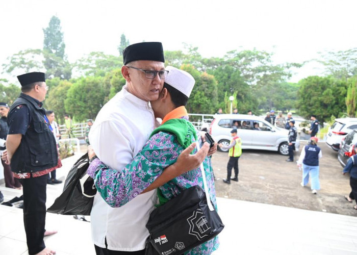 Diiringi Peluk Haru Keluarga Pengantar, Bupati Kuningan Lepas Kloter Calon Haji Terakhir ke Embarkasi