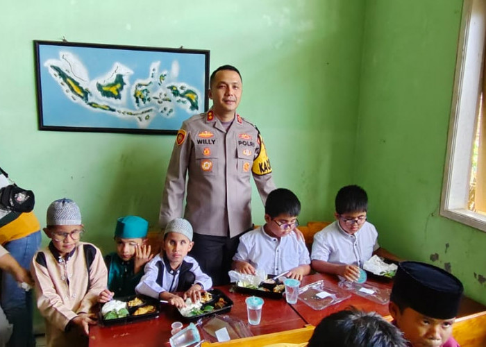 Pimpin Makan Siang Gratis di SLB Perwari, Kapolres Kuningan Terharu Lihat Semangat Siswa Kembar Tunanetra