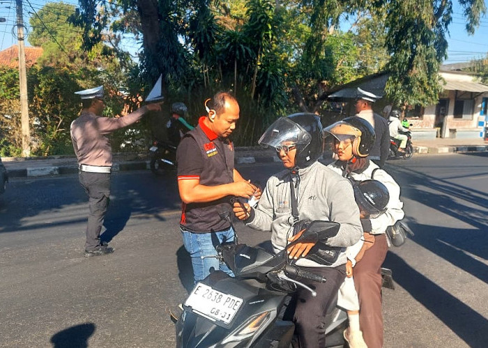 Jaga Warga dari Abu Vulkanik, Polres Kuningan Bagikan Masker Gratis