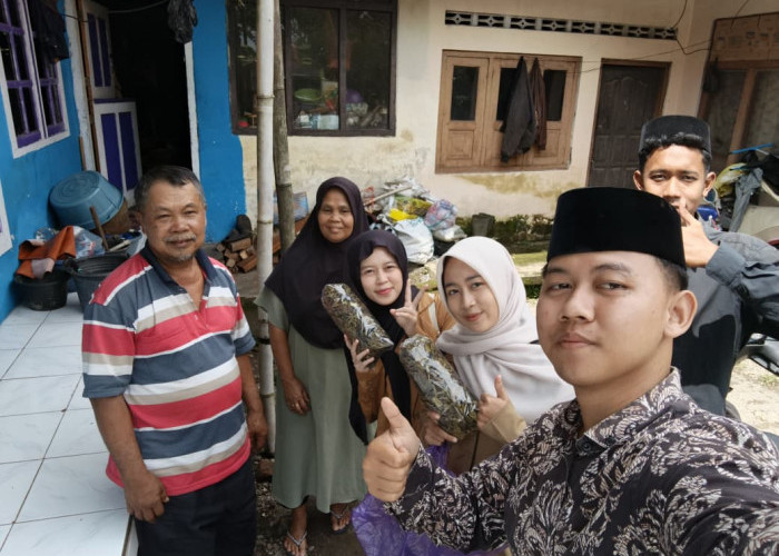 Lewat Branding Digital, Mahasiswa Poltek SCI Dorong UMKM Teh Gambung Desa Payung Naik Kelas