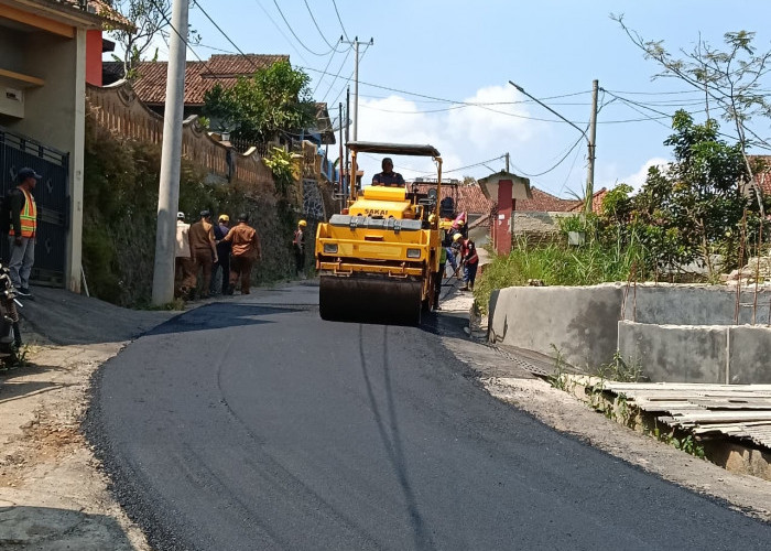 Jalan Simpang Darma-Bayuning Mulai Dihotmix, Proyek Rp7,4 Miliar Resmi Dikerjakan