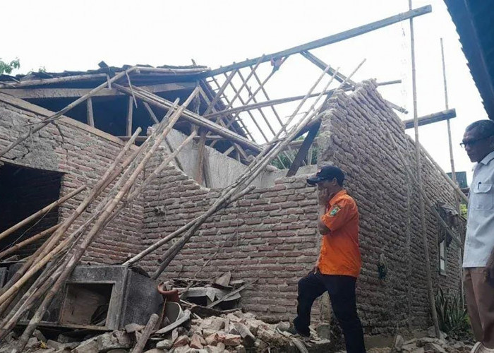 Tembok Penahan Tanah Bergeser, Rumah Warga Sukamaju Ambruk