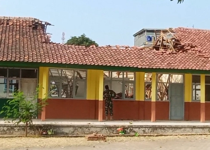 Atap SDN 3 Cihirup Ambruk, Wabup Tuti Dorong Revitalisasi
