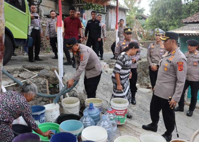 Saat Air Sulit Didapat, Polres Kuningan Datang Bawa Bantuan