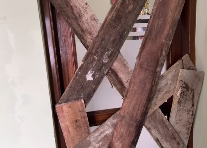 Penampakan Pintu Ruang Kepala Desa Padamenak yang Disegel Warga