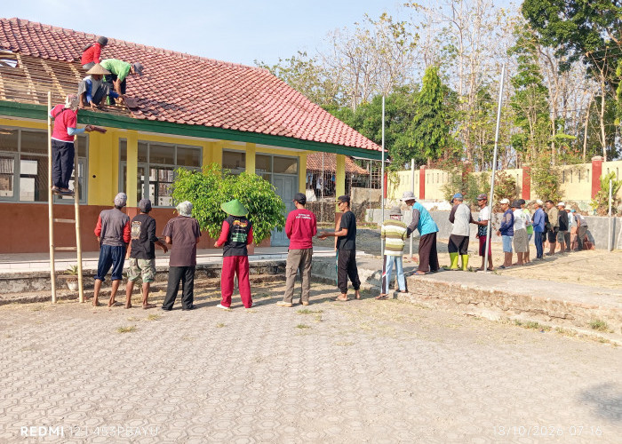 SDN 3 Cihirup Ambruk Usai Direhab 2025, Wali Murid Kompak Bersihkan Puing