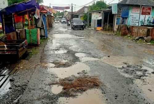 Rusak Parah, Jalan di Desa Danawinangun Bahayakan Pengendara