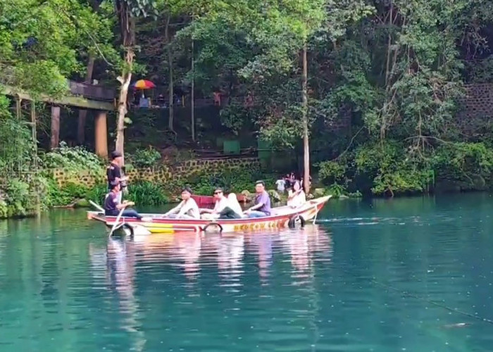 Keajaiban Talaga Biru Cicerem, Air Tetap Biru Saat Musim Hujan