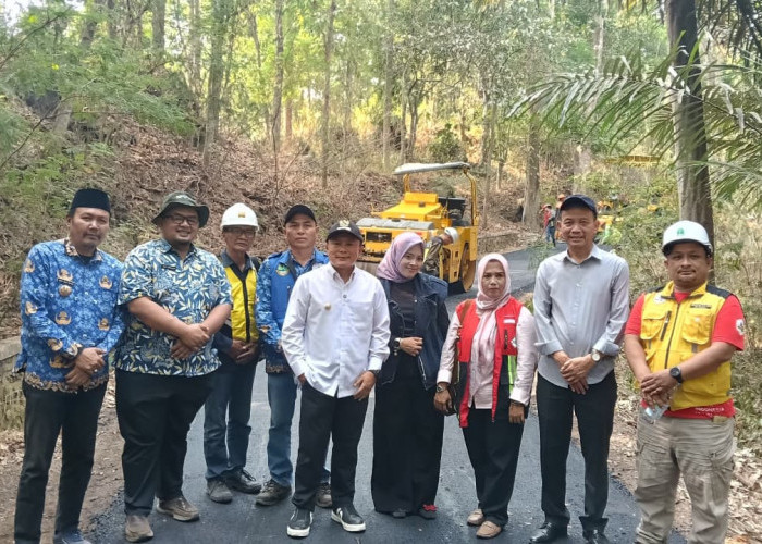 Bupati Dian Cek Langsung Kualitas Perbaikan Jalan Kaduela–Talaga Remis