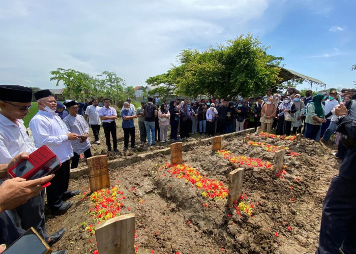 Korban Dugaan Pembunuhan Sekeluarga di Indramayu Dimakamkan Berjajar