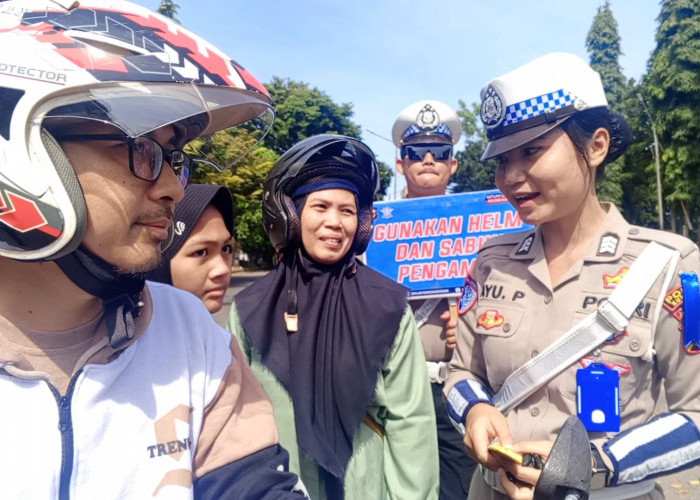 Polres Kuningan Bagikan Helm dan Cokelat untuk Pengendara