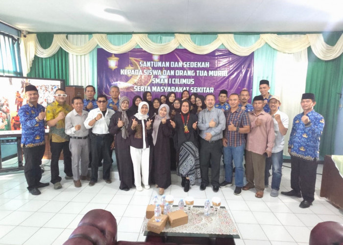 Alumni SMAN 1 Cilimus Angkatan 1987 Bantu Siswa Kurang Mampu dengan Seragam Gratis