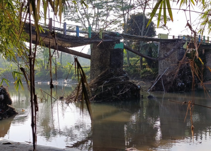 Akhirnya, Jembatan SMAR Kuningan Ambruk Juga, Puluhan Hektare Sawah Terancam