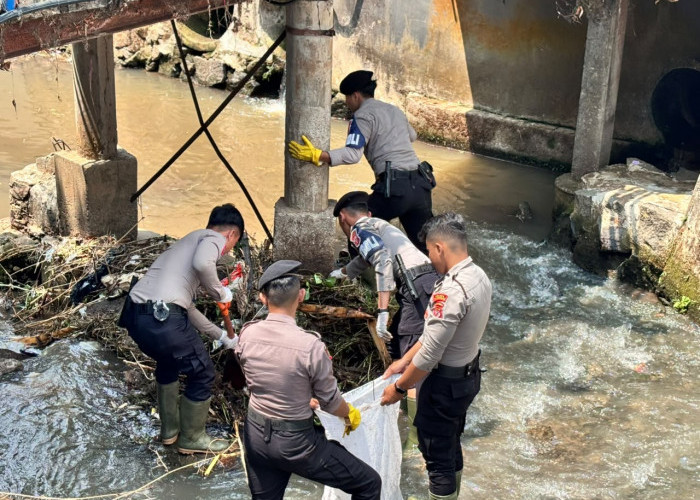 Polres Kuningan Bersihkan Pasar Baru dan Sungai Citamba