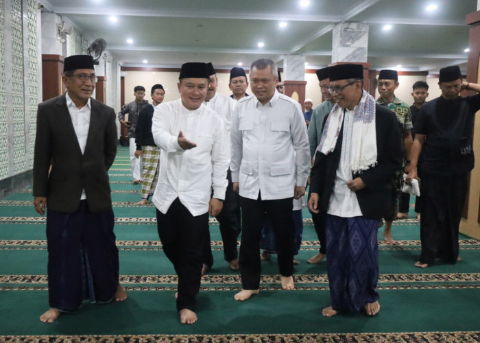 Menhub Dudy Pulang Kampung ke Kuningan, Ikuti Sholat Terawih Perdana bersama Bupati Dian