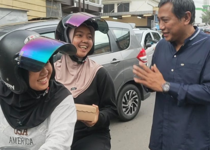 ASYIK, Rokhmat Ardiyan Diajak Paguyuban Dewiku Berbagi Takjil sampai Makan Pecel di Pinggir Jalan 