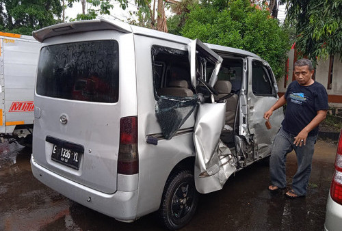 Jalan Licin, Dam Truk Senggol Gran Max di Sindangagung