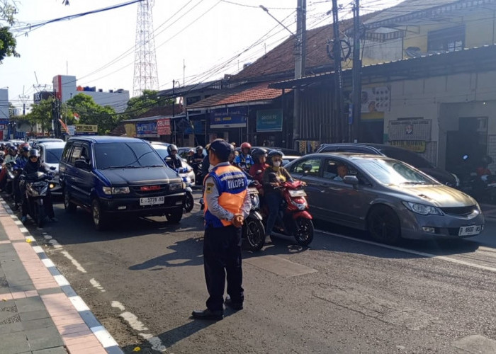 Hormati Pengibaran Bendera, Pengendara Kompak Berhenti