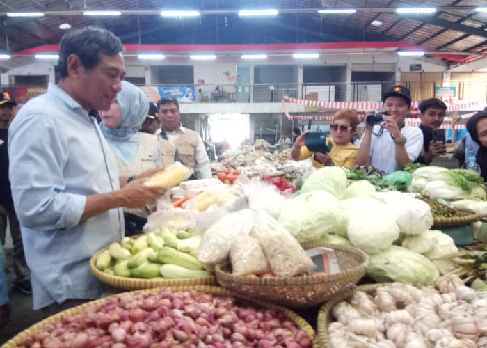 Caleg DPR RI H Rokhmat Ardiyan Blusukan di Pasar Tradisional Kuningan, Dengarkan Curhatan Pedagang