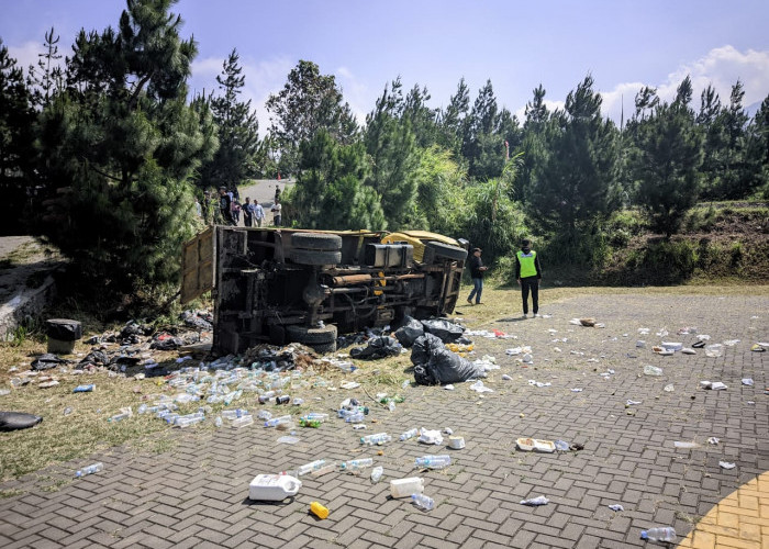 Truk Sampah Mogok Lalu Terguling di Tanjakan Cisantana Kuningan, Istri dan Anak Sopir Meninggal