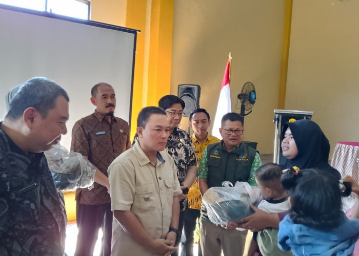 Tekan Stunting, Bupati Dian dan Kepala Diskanak Kuningan Kompak Bagikan Ikan, Telur dan Susu