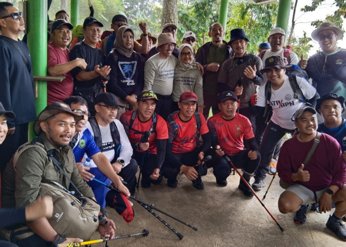 Ini Keren, Ketagihan Naik Atap Jawa Barat, Pj Bupati Kuningan Bareng Istri Kembali Muncak Gunung Ciremai