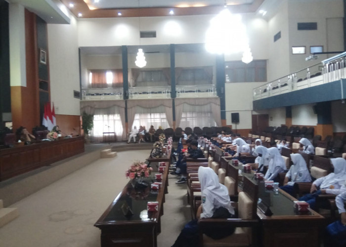Merdeka Belajar, Siswa SMPN 1 Ciniru Belajar Simulasi Rapat Paripurna di Gedung DPRD Kuningan