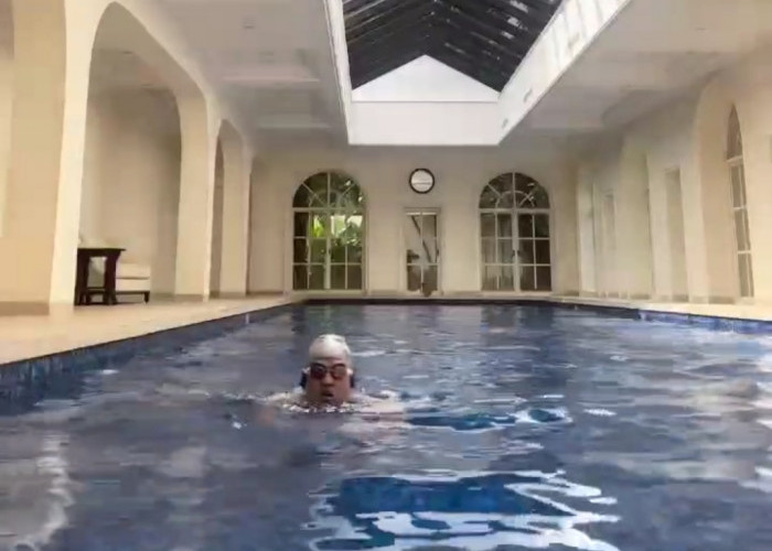 Sebelum Debat Terakhir, Prabowo Subianto Asyik Berenang Pagi, Lihat Videonya