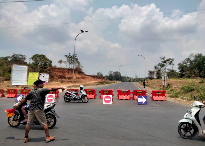 PENGUMUMAN, Ada Pengupasan Tebing Bukit Kembar, Jalan Lingkar Timur Kuningan Ditutup Dua Bulan