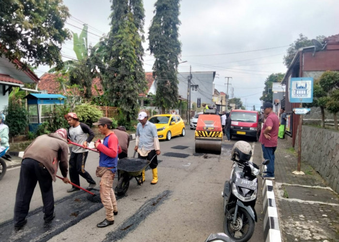 Mau Lebaran, Dinas PUTR Kuningan Perbaiki 50 Ruas Jalan Kabupaten, Cek Lokasinya