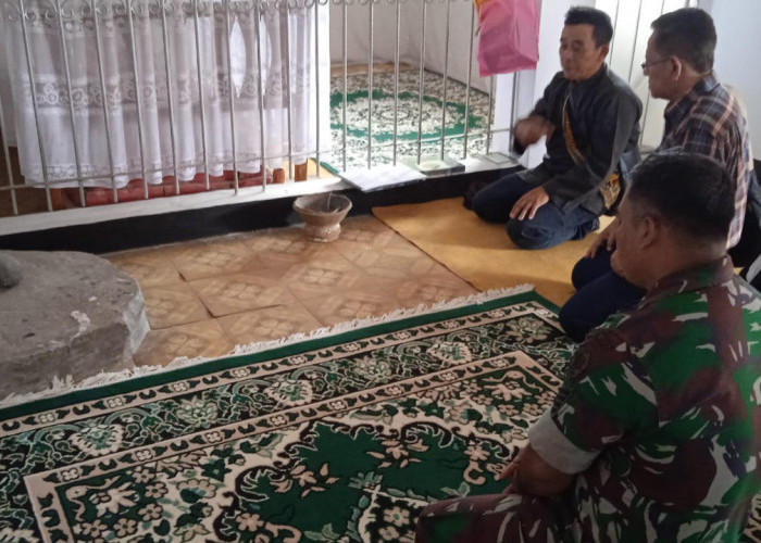 Akademisi dari UI Ziarahi Makam Eyang Lingga Kusuma