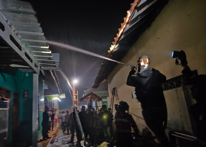 Rumah Terbakar di Desa Mekarmukti, Kabupaten Kuningan: Penghuni Selamat, Kerugian Mencapai Rp165 Juta