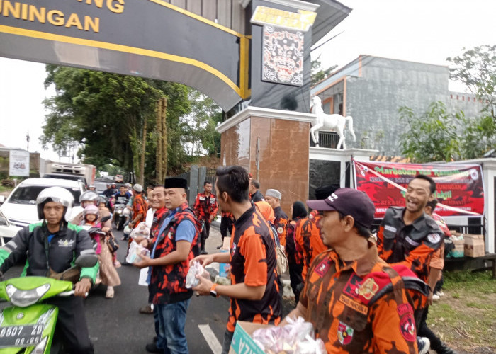 Ramadan Penuh Berkah, MPC Pemuda Pancasila Kuningan Turun ke Jalan, Bagikan 2.000 Takjil