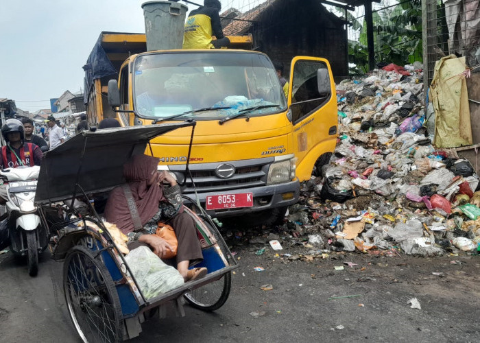 Sampah di TPS Pasar Minggu Palimanan Meluber ke Jalan, Picu Kemacetan