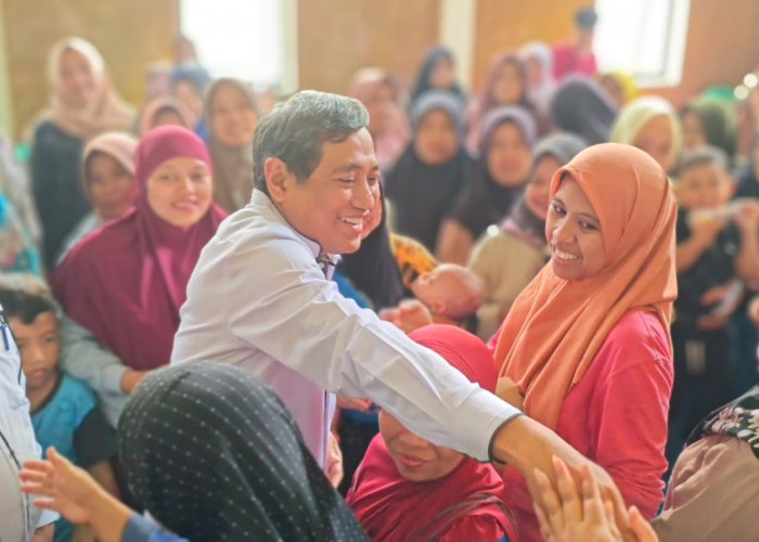 Rokhmat Ardiyan Salurkan 242 Beasiswa PIP untuk Pelajar Kuningan