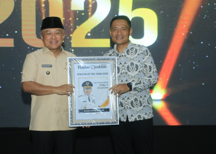 Bupati Dian Terima Person of The Year Kategori Top Government Public Relations