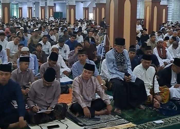 Dampingi Sang Ayah, Sekda Kuningan Bareng Ribuan Jamaah Salat Idul Fitri di Masjid Syiarul Islam 