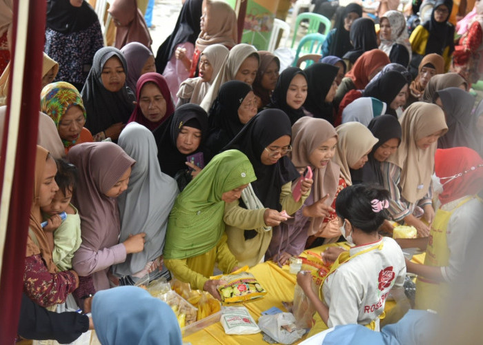 Giliran Warga Desa Tembong Borong Bahan Pokok Murah 