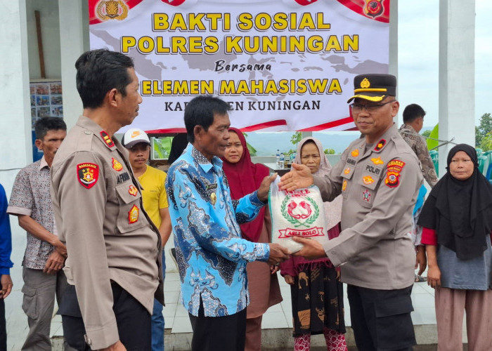 Bantuan Terus Mengalir, Mahasiswa dan Polres Kuningan Bantu Warga Terdampak Tanah Longsor