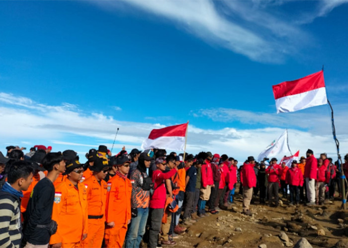 Kibarkan Bendera Merah Putih, 445 Pendaki Upacara HUT RI ke 77 di Puncak Gunung Ciremai