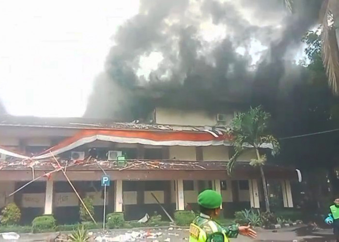 Demo Cirebon Hari Ini, Sejumlah Fasilitas jadi Sasaran Amukan Massa