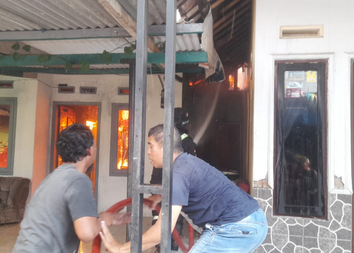 Satu Hari Tiga Rumah Terbakar di Ciporang, Kepala UPT Damkar Kuningan Sebut Diduga Konsleting Arus Listrik