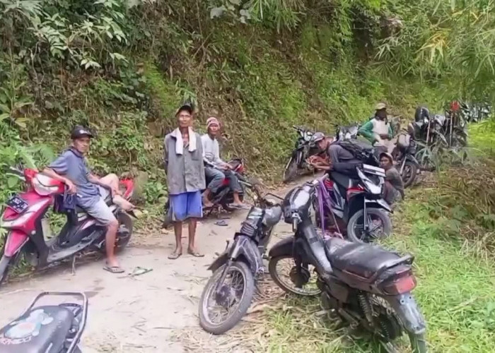 Harus Menyeberang Sungai Cisanggarung, Kisah Petani Wilanagara Kuningan Tetap ke Lahan Sawah