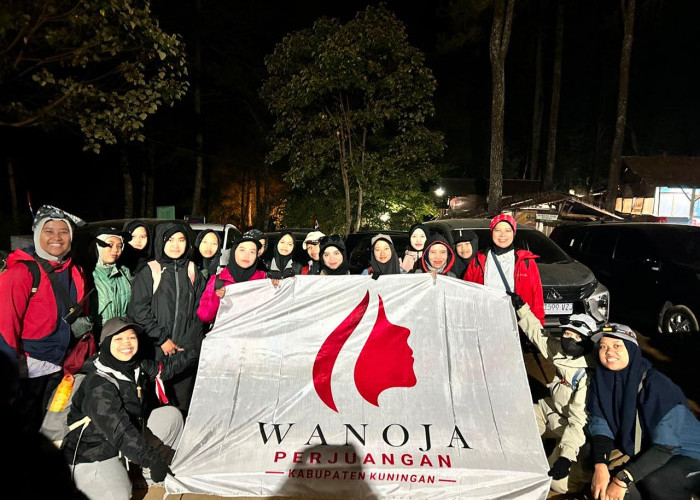 Wanoja Perjuangan Kuningan Kibarkan Bendera di Puncak Ciremai